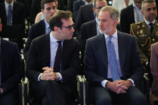 El vicepresidente primero y ministro de Economía, Comercio y Empresa, Carlos Cuerpo, y el Rey Felipe VI, durante un foro económico el paso mes de abril.
