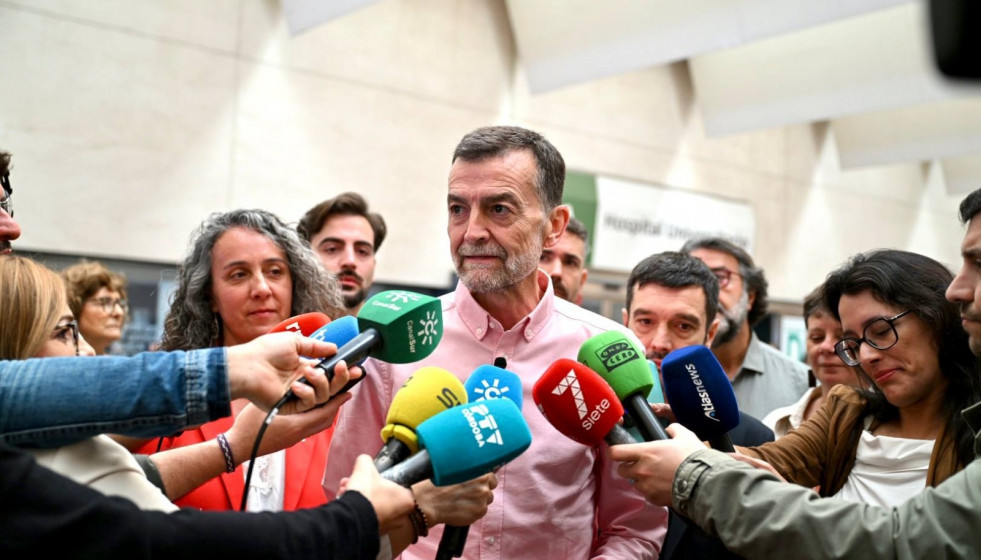 El candidato de Por Andalucía a la Presidencia de la Junta, Antonio Maíllo, en una atención a los medios frente al Hospital Reina Sofía de Córdoba.