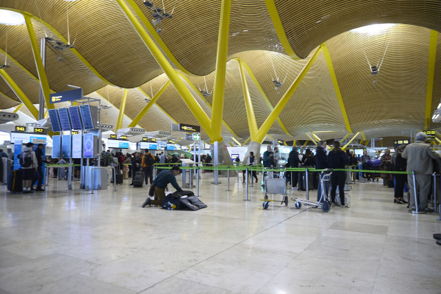 Archivo - Viajeros en la Terminal T4 del Aeropuerto Adolfo Suárez Madrid-Barajas, a 30 de marzo de 2026, en Madrid (España).