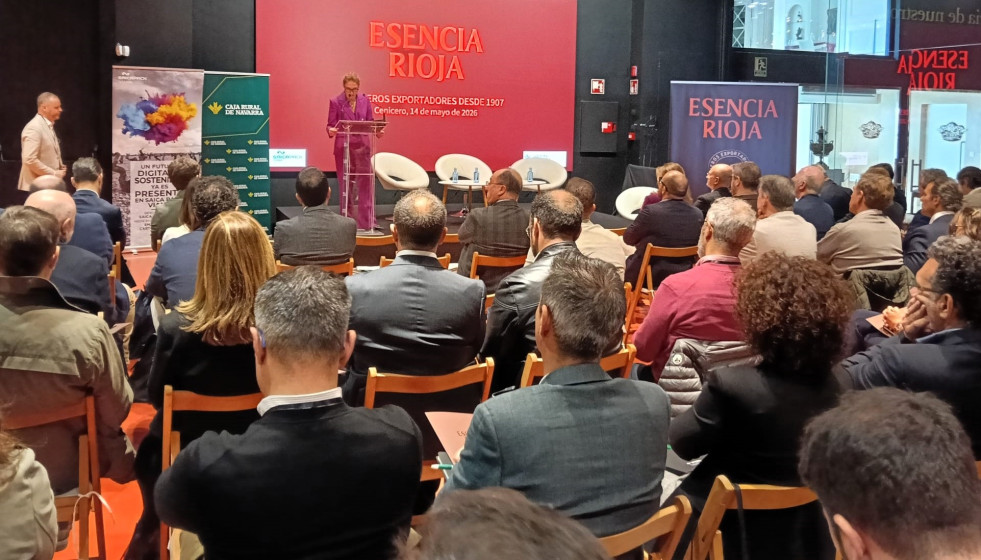 La presidenta de la DOCa Rioja, Raquel Pérez Cuevvas, interviene en la Asamblea de socios de Grupo Rioja
