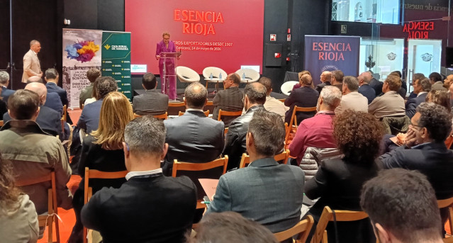 La presidenta de la DOCa Rioja, Raquel Pérez Cuevvas, interviene en la Asamblea de socios de Grupo Rioja