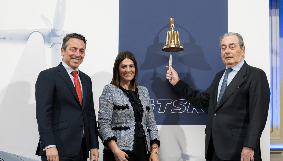 (i-d) El CEO de TSK, Joaquín García, la vicepresidenta de TSK, Beatriz García, y el presidente y fundador de TSK, Sabino García, durante el encuentro previo a la salida a bolsa de TSK, en el Palac