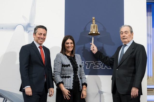 (i-d) El CEO de TSK, Joaquín García, la vicepresidenta de TSK, Beatriz García, y el presidente y fundador de TSK, Sabino García, durante el encuentro previo a la salida a bolsa de TSK, en el Palacio de la Bolsa de Madrid, a 13 de mayo de 2026, en Madrid (