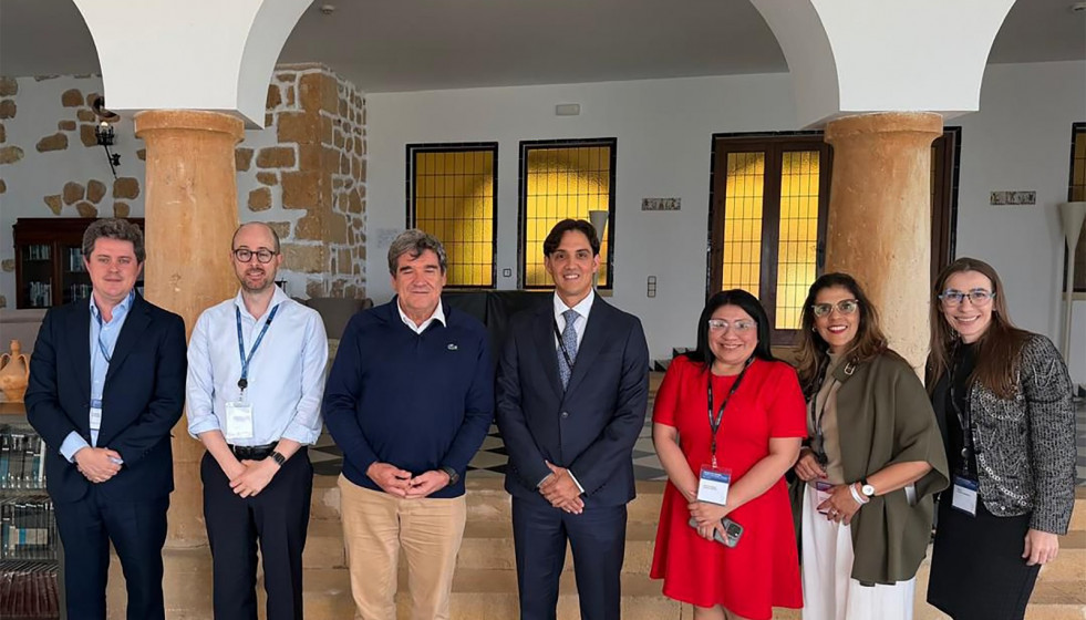 Foto de la comitiva del Banco Central de Venezuela (BCV) con el gobernador del Banco de España (BdE), José Luis Escrivá., durante la primera edición del LatAm Economic Forum celebrado en Tarragona