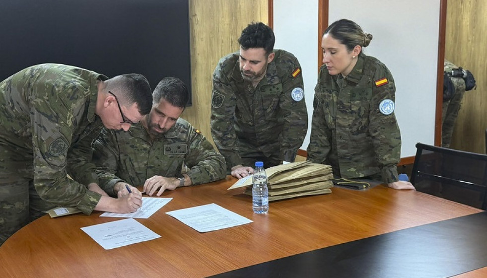 Más de 1.000 militares españoles desplegados en el exterior piden el voto por correo para las elecciones andaluzas