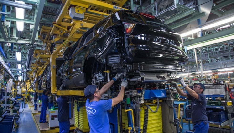 Archivo - Trabajadores del sector del automóvil
