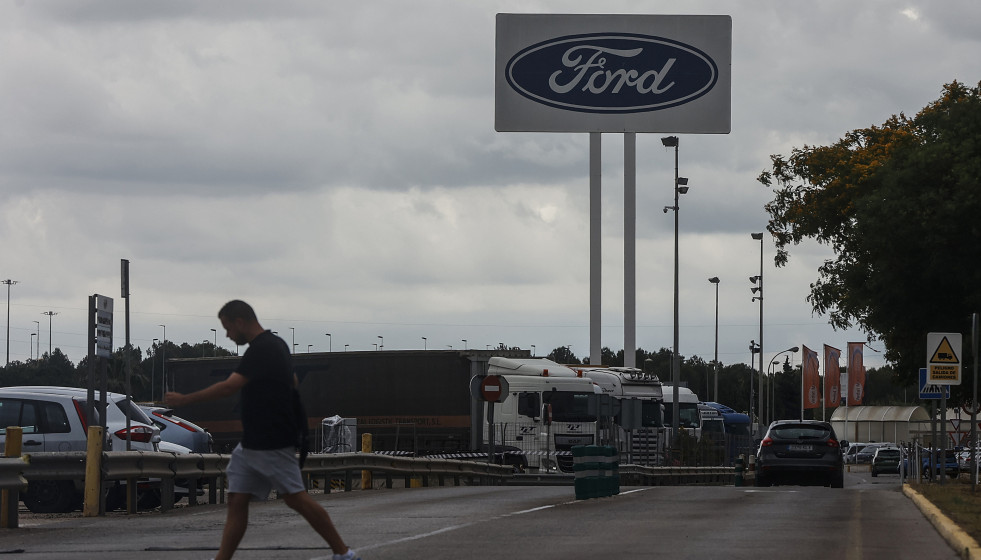 Archivo - Un trabajador en la fábrica de Ford, a 12 de junio de 2024, en Almussafes