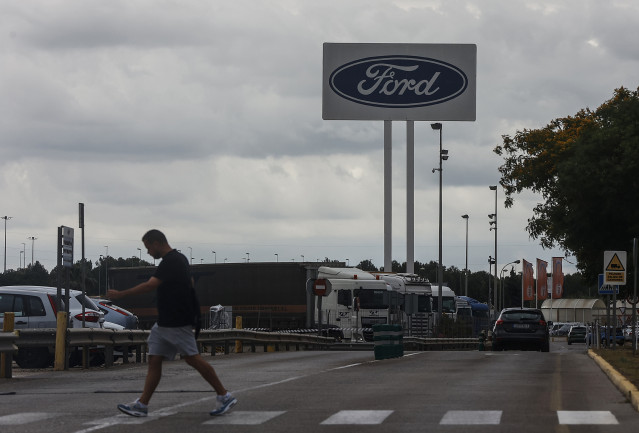 Archivo - Un trabajador en la fábrica de Ford, a 12 de junio de 2024, en Almussafes