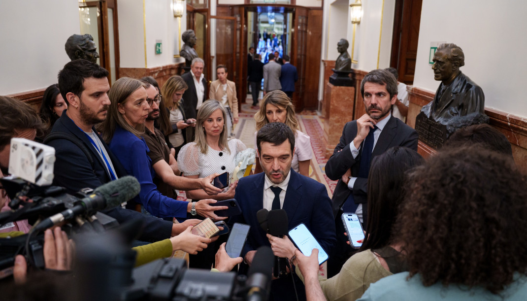 El ministro de Derechos Sociales, Consumo y Agenda 2030, Pablo Bustinduy, atiende a los medios de comunicación tras una sesión plenaria en el Congreso, a 28 de abril de 2026, en Madrid (España).
