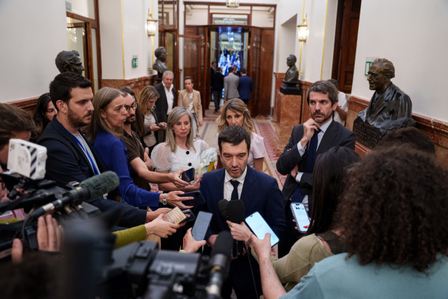 El ministro de Derechos Sociales, Consumo y Agenda 2030, Pablo Bustinduy, atiende a los medios de comunicación tras una sesión plenaria en el Congreso, a 28 de abril de 2026, en Madrid (España).