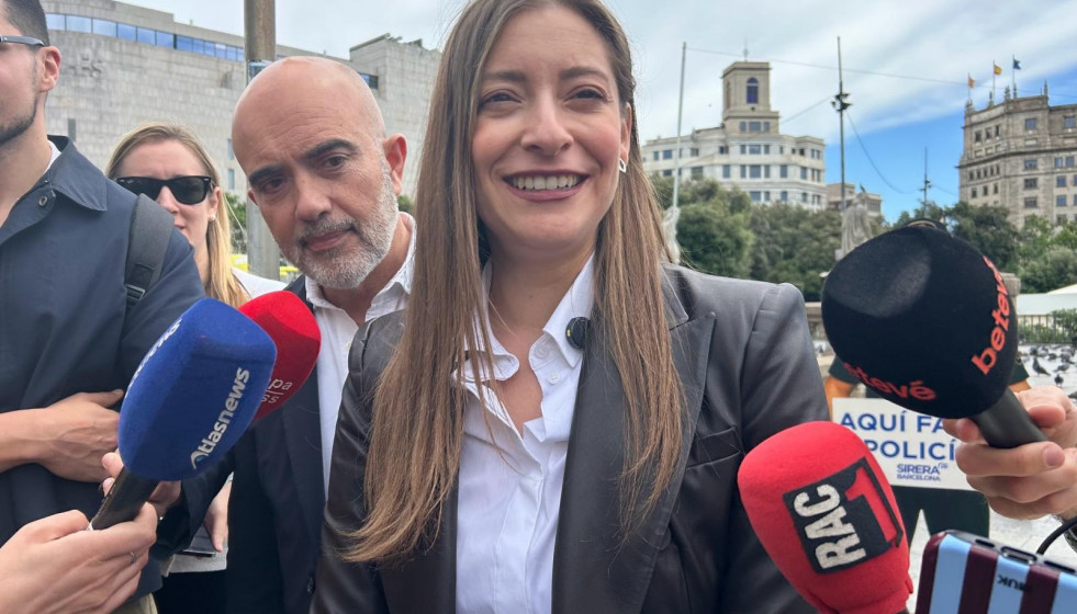 La portavoz del PP en el Congreso, Ester Muñoz, y el líder del PP en el Ayuntamiento de Barcelona, Daniel Sirera, en declaraciones a periodistas