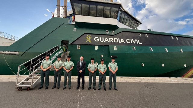 El delegado del Gobierno en Canarias, Anselmo Pestana, con integrantes de la Guardia Civil tras conocer el buque  'Duque de Ahumada', que ha hecho escala en el puerto de Las Palmas