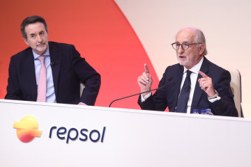El consejero delegado de Repsol, Josu Jon Imaz (i), y el presidente de Repsol, Antonio Brufau (d), durante la Junta General de Accionistas de Repsol, en el Campus Repsol, a 14 de mayo de 2026, en Madr