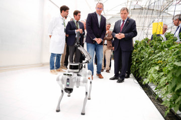 El ministro de Agricultura, Pesca y Alimentación, Luis Planas, visita el nuevo centro tecnológico de mejora vegetal de Syngenta con motivo del 25 aniversario del centro de la compañía en El Ejido 