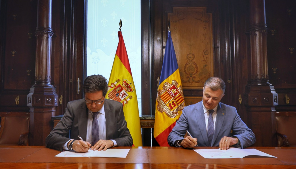 Rossell y López firmando el protocolo