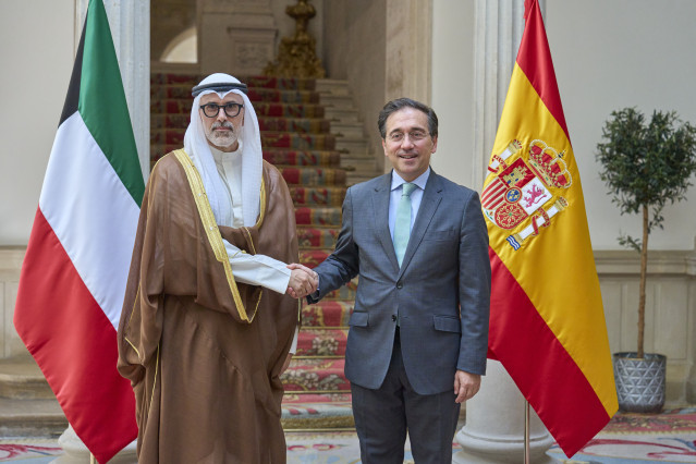 El ministro de Asuntos Exteriores, Unión Europea y Cooperación, José Manuel Albares, y su homólogo de Kuwait, jeque Jarrah al Ahmad al Sabah
