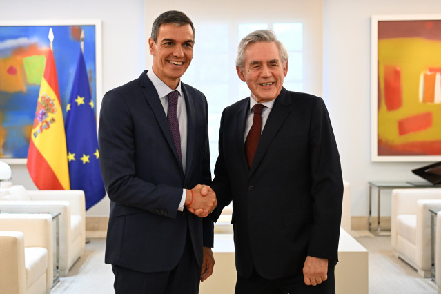 El presidente del Gobierno, Pedro Sánchez (i), mantiene un encuentro con el exprimer ministro del Reino Unido Gordon Brown (d), en el Complejo de la Moncloa, a 14 de mayo de 2026, en Madrid (España).