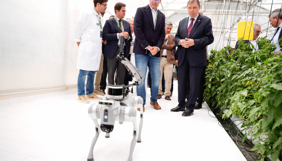 El ministro de Agricultura, Pesca y Alimentación, Luis Planas, visita el nuevo centro tecnológico de mejora vegetal de Syngenta con motivo del 25 aniversario del centro de la compañía en El Ejido 