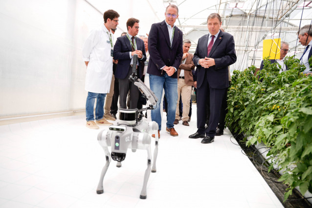 El ministro de Agricultura, Pesca y Alimentación, Luis Planas, visita el nuevo centro tecnológico de mejora vegetal de Syngenta con motivo del 25 aniversario del centro de la compañía en El Ejido (Almería).