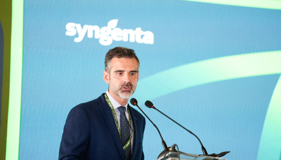 El consejero de Agricultura, Pesca, Agua y Desarrollo Rural, Ramón Fernández-Pacheco, interviene durante una visita al nuevo centro tecnológico de mejora vegetal de Syngenta con motivo del XXV aniv