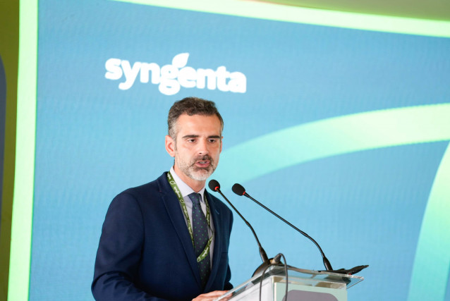 El consejero de Agricultura, Pesca, Agua y Desarrollo Rural, Ramón Fernández-Pacheco, interviene durante una visita al nuevo centro tecnológico de mejora vegetal de Syngenta con motivo del XXV aniversario de la empresa.