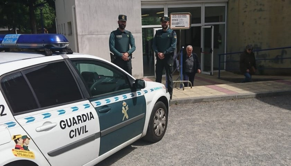 Archivo - Agentes en un colegio electoral