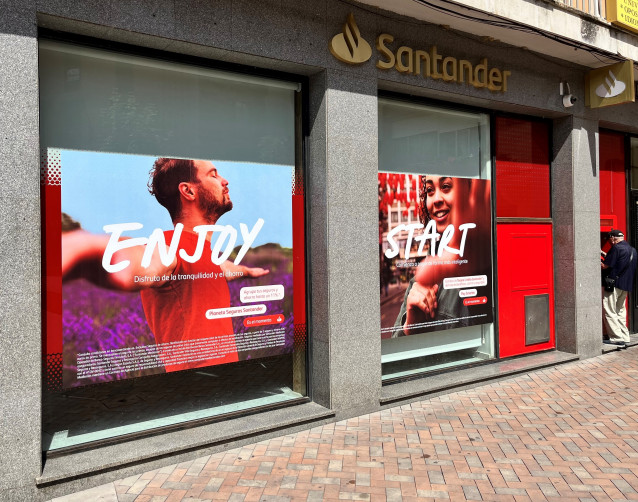 Archivo - Oficina de Banco Santander