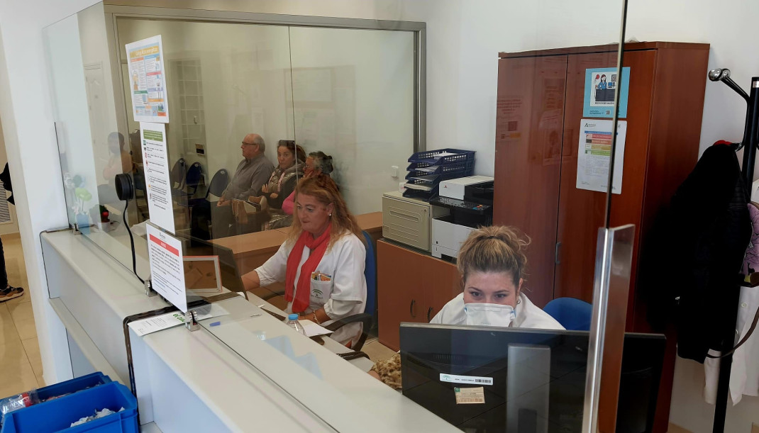Archivo - Punto de traducción en un centro de salud del Poniente almeriense para facilitar la comunicación con ciudadanos extranjeros. (Foto de archivo).