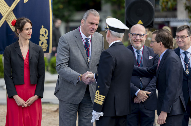 El portavoz de Vox en el Ayuntamiento de Madrid, Javier Ortega-Smith (2i), y la portavoz de Más Madrid en el Ayuntamiento de Madrid, Rita Maestre (i), durante el acto de izado solemne de bandera con motivo de la festividad de San Isidro