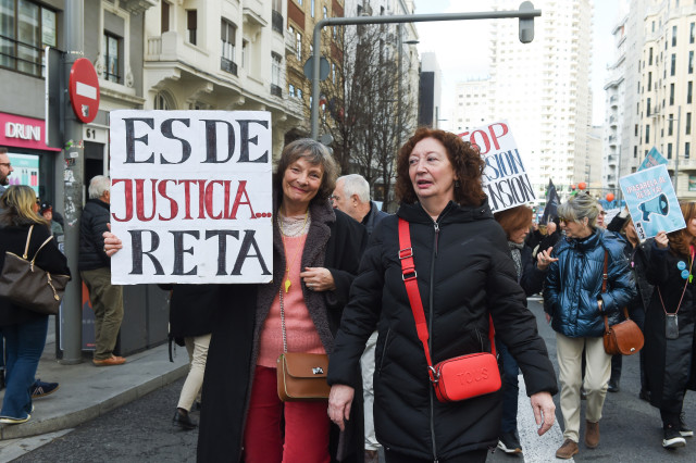 Archivo - Varias personas durante una manifestación de abogados y procuradores, a 22 de febrero de 2025, en Madrid (España).