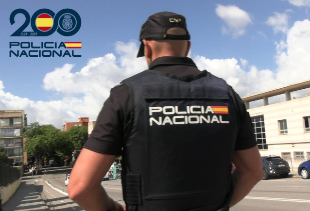 Archivo - Un agente de la Policía Nacional en Palma.