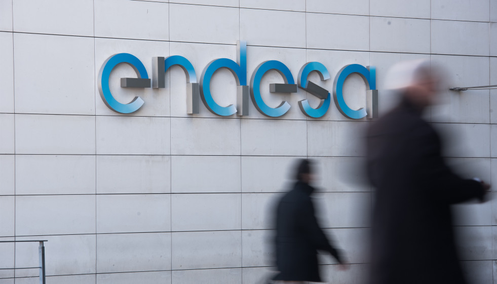 Archivo - Fahcada de un edificio de Endesa