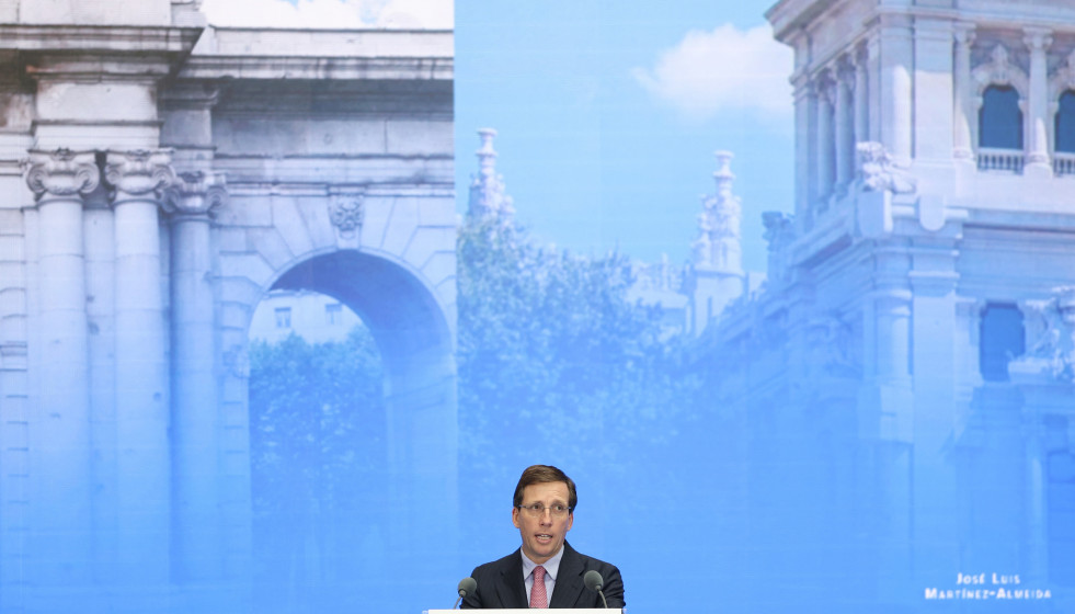 El alcalde de Madrid, José luis Martínez-Almeida, interviene durante el acto de entrega de las Medallas de Honor con motivo de la festividad de San Isidro, en la Galería de Cristal del Palacio de C