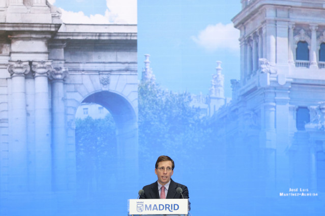 El alcalde de Madrid, José luis Martínez-Almeida, interviene durante el acto de entrega de las Medallas de Honor con motivo de la festividad de San Isidro, en la Galería de Cristal del Palacio de Cibeles, a 15 de mayo de 2026, en Madrid (España). Cada 15