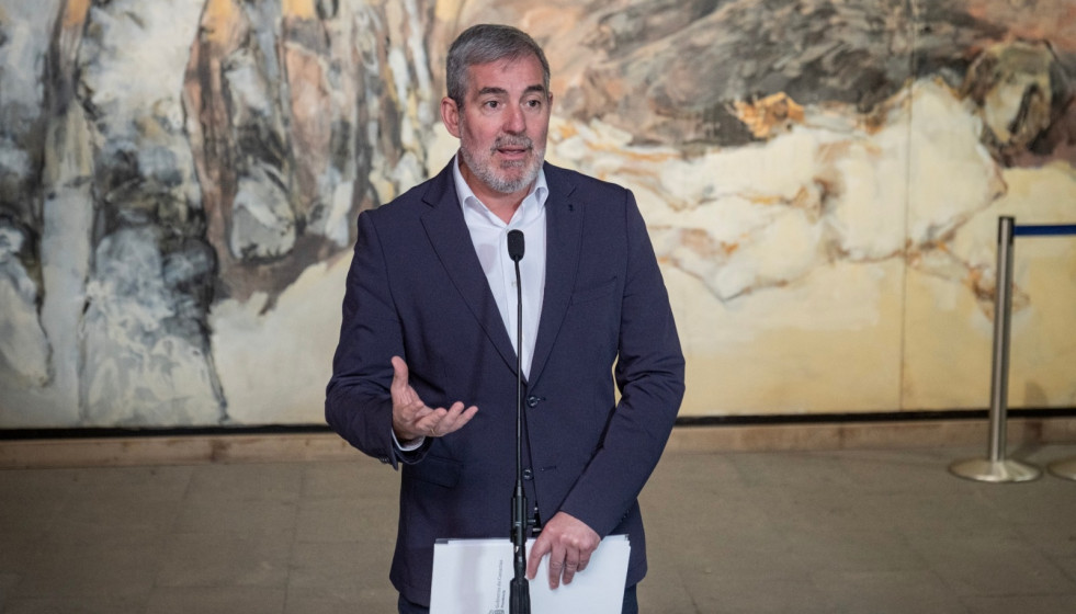 Archivo - El presidente de Canarias, Fernando Clavijo, comparece ante los medios de comunicación