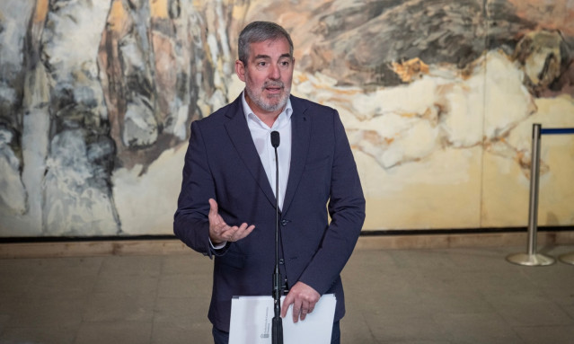Archivo - El presidente de Canarias, Fernando Clavijo, comparece ante los medios de comunicación