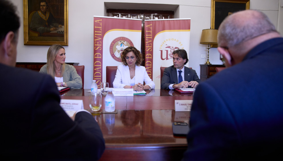 Reunión de la secretaria general del PSOE-A, María Jesús Montero, con rectores de universidades andaluzas.