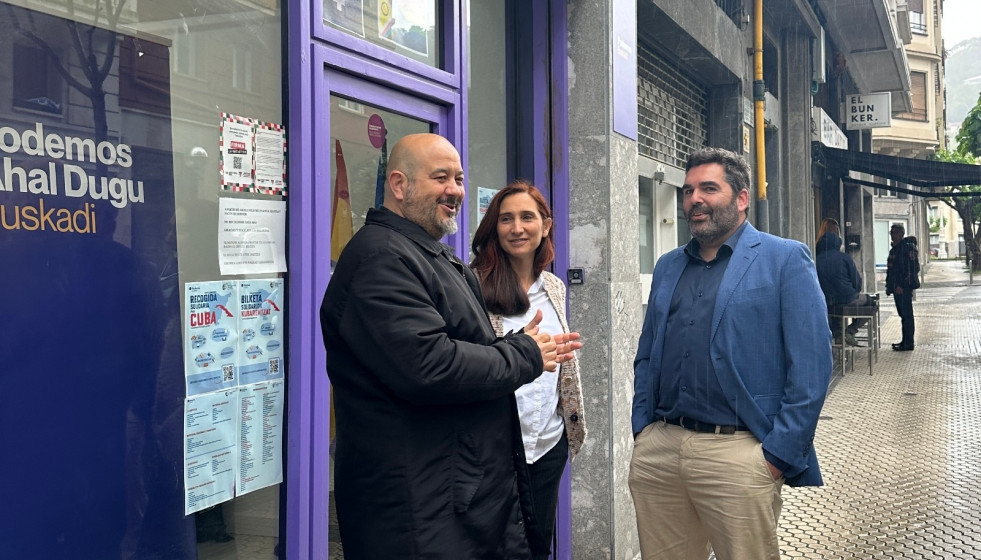 Los dirigentes de Podemos Richar Vaquero, Miren Echeveste y Victor Lasa, en San Sebastián