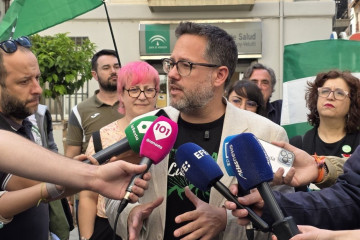 El candidato de Adelante Andalucía a la Presidencia de la Junta, José Ignacio García, en una atención a los medios en Granada.