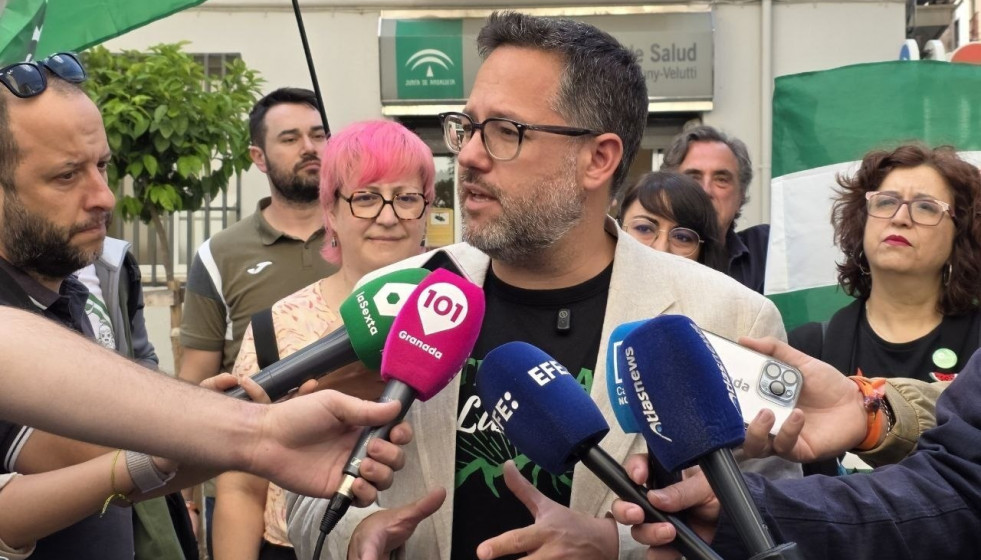 El candidato de Adelante Andalucía a la Presidencia de la Junta, José Ignacio García, en una atención a los medios en Granada.