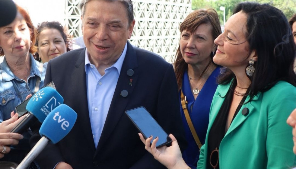 Luis Planas atiende a los medios junto a Rafi Crespín.