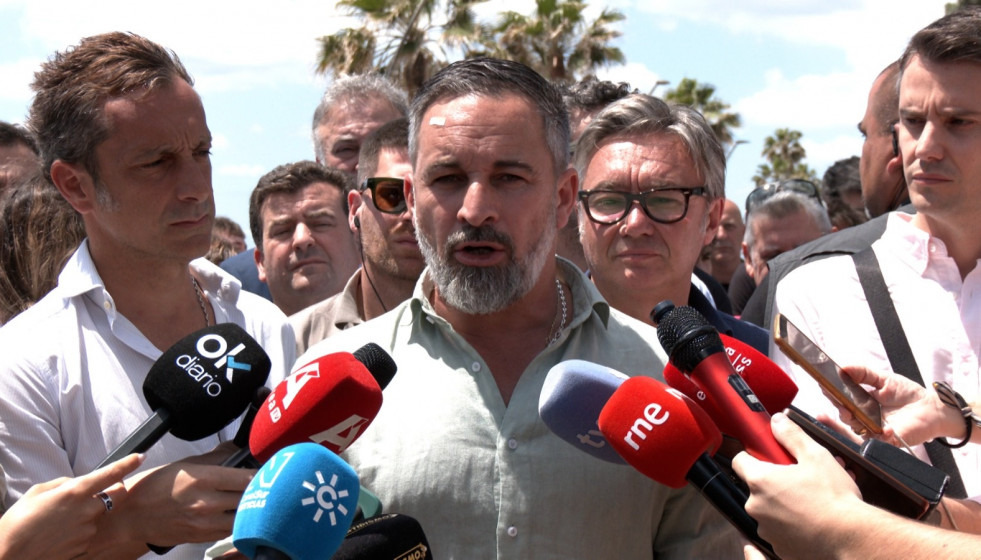El presidente de Vox, Santiago Abascal, en una atención con los medios en Estepona (Málaga).