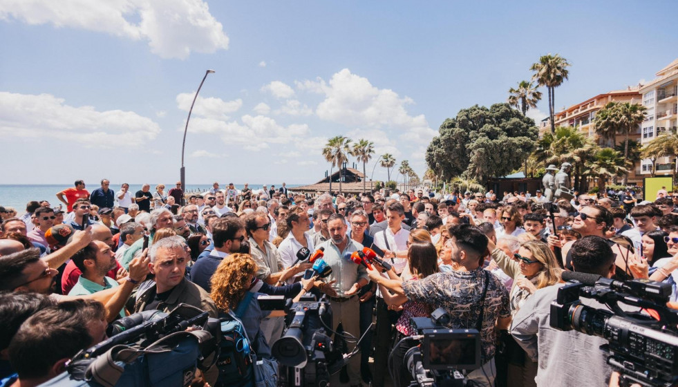 El presidente de Vox, Santiago Abascal, en una atención a los medios en Estepona (Málaga).