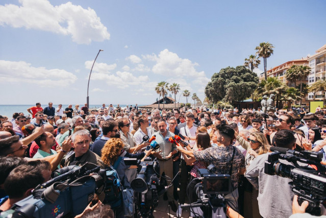 El presidente de Vox, Santiago Abascal, en una atención a los medios en Estepona (Málaga).