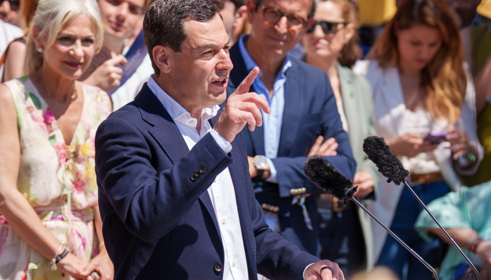 El presidente del PP-A y candidato a la reelección a la Presidencia de la Junta de Andalucía, Juanma Moreno interviene en su último acto en Sevilla en unos de los barrios más populares de la capit
