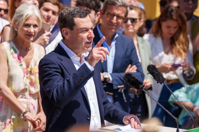 El presidente del PP-A y candidato a la reelección a la Presidencia de la Junta de Andalucía, Juanma Moreno interviene en su último acto en Sevilla en unos de los barrios más populares de la capital Hispalense. A 15 de mayo de 2026 en Sevilla, Andalucía (