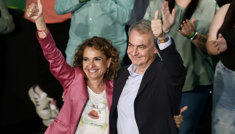 La secretaria general del PSOE-A y candidata a la Presidencia de la Junta, María Jesús Montero (i), en un acto público junto al expresidente del Gobierno José Luis Rodríguez Zapatero (d. A 14 de 