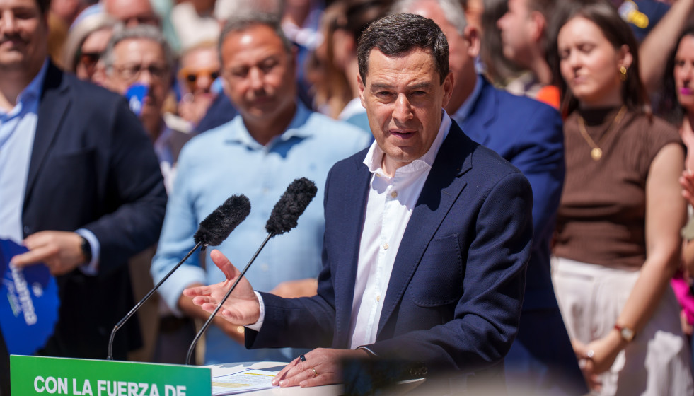 El presidente del PP-A y candidato a la reelección a la Presidencia de la Junta de Andalucía, Juanma Moreno interviene en su último acto en Sevilla en unos de los barrios más populares de la capit