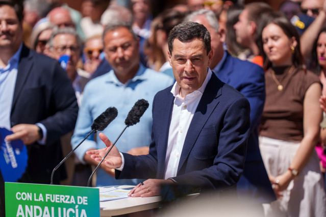 El presidente del PP-A y candidato a la reelección a la Presidencia de la Junta de Andalucía, Juanma Moreno interviene en su último acto en Sevilla en unos de los barrios más populares de la capital Hispalense. A 15 de mayo de 2026 en Sevilla, Andalucía (