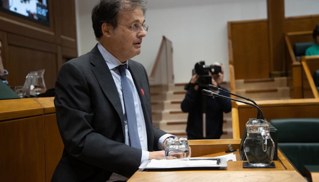 Archivo - El consejero de Salud, Alberto Martínez, en el pleno del parlamento vasco